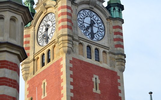 Wysoka na 48 metrów wieża z zegarem to jeden z symboli dworca Gdańsk Główny.