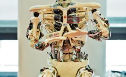 Roboty coraz bardziej przypominają ludzi i stają się zdolne do wykonywania coraz większej liczby lud