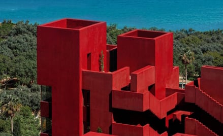 Projekt „Red Sol Resort” pracowni Ricardo Bofill Taller de Arquitectura przypomina Muralla Roja, jed