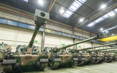 W Hucie Stalowa Wola czeka na odbiór osiem 155 mm armatohaubic samobieżnych Krab – pierwszych spośró