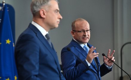 Wicepremier, minister cyfryzacji Krzysztof Gawkowski (L) i wiceminister cyfryzacji Paweł Olszewski (
