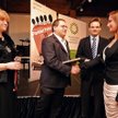 Zwyciężczyni konkursu Parkiet Futures gratulowali Barbara Tomczuk, dyrektor zarządzająca DI?BRE Bank
