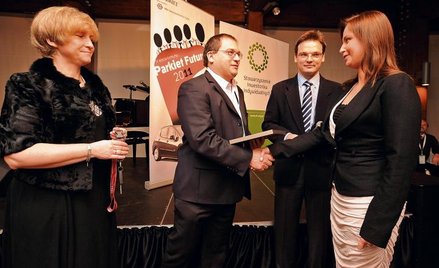 Zwyciężczyni konkursu Parkiet Futures gratulowali Barbara Tomczuk, dyrektor zarządzająca DI?BRE Bank