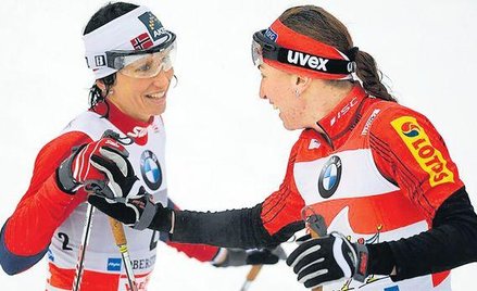 Justyna Kowalczyk (z prawej) i Marit Bjoergen. Nie widać po nich polsko-norweskiej wojny