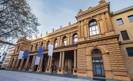 Frankfurter Wertpapierbörse, indeks DAX i motoryzacja; SiX Swiss Exchange, Swiss Market Index i biot