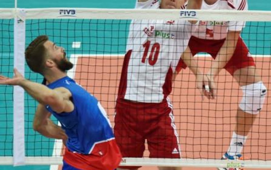 Mariusz Wlazły blokuje jeden z ataków Serbów