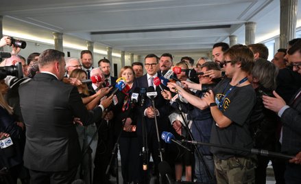 Mateusz Morawiecki i grupa jego posłów w Sejmie