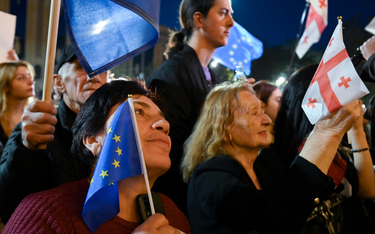 Demonstranci w Tbilisi z flagami UE – symbolem oporu przeciw rządzącej większości