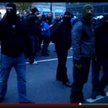 Na dostępnych w Internecie filmach widać zamaskowanych funkcjonariuszy w tłumie