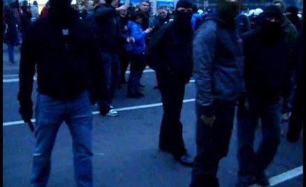 Na dostępnych w Internecie filmach widać zamaskowanych funkcjonariuszy w tłumie