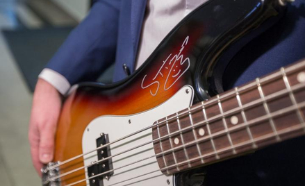 Gitara przekazana przez Stinga na licytację