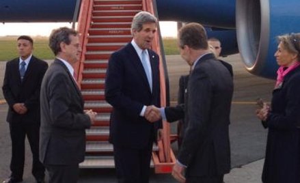 John Kerry (w środku) przyleciał wczoraj do Brukseli. Przekonywał, że porozumienie unijno-amerykańsk