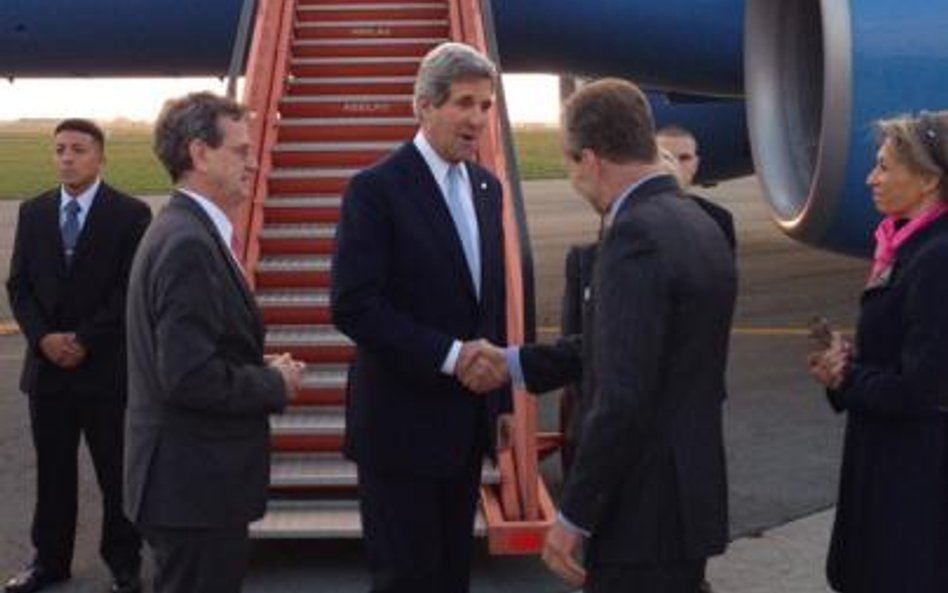 John Kerry (w środku) przyleciał wczoraj do Brukseli. Przekonywał, że porozumienie unijno-amerykańsk