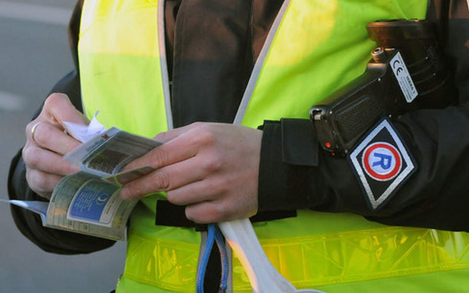 Od 1 października bez dowodu rejestracyjnego i polisy OC. Co zrobić podczas stłuczki?