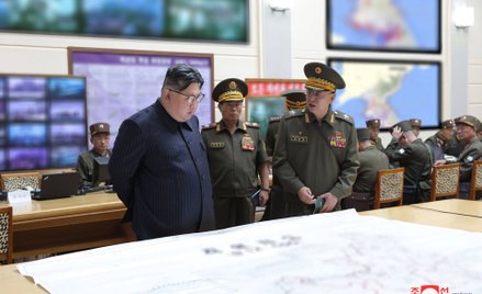 Kim Dzong Un i Pak Jong Chon (w środku)