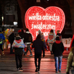Rozświetlone serce Wielkiej Orkiestry Świątecznej Pomocy przy ulicy Wały Jagiellońskie w Gdańsku