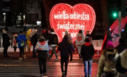 Rozświetlone serce Wielkiej Orkiestry Świątecznej Pomocy przy ulicy Wały Jagiellońskie w Gdańsku