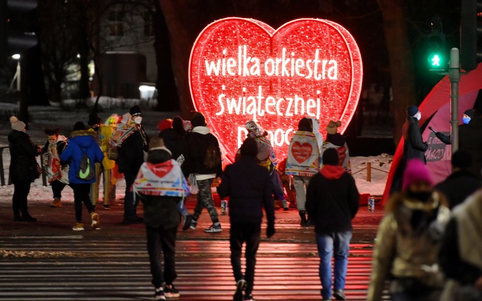 Rozświetlone serce Wielkiej Orkiestry Świątecznej Pomocy przy ulicy Wały Jagiellońskie w Gdańsku