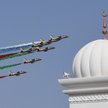 Zespół akrobacyjny sił powietrznych Zjednoczonych Emiratów Arabskich Al-Fursan wykonuje akrobacje na