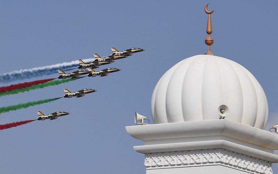 Zespół akrobacyjny sił powietrznych Zjednoczonych Emiratów Arabskich Al-Fursan wykonuje akrobacje na