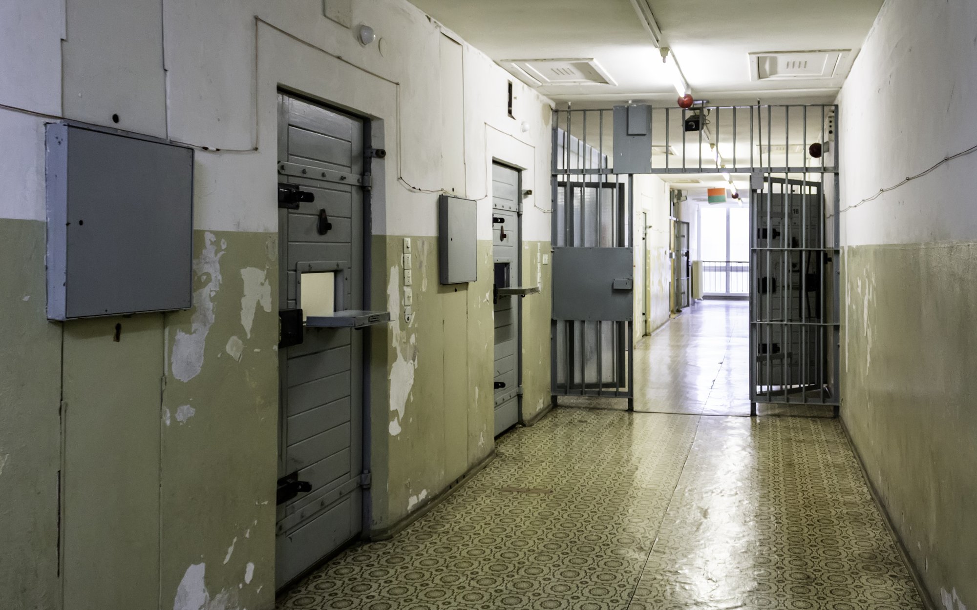 Liczba tymczasowych aresztowań przez cały czas spada. Ale w 2025 r. przybyło długich aresztów