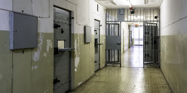 Liczba tymczasowych aresztowań przez cały czas spada. Ale w 2025 r. przybyło długich aresztów