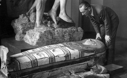 Polskie wykopaliska archeologiczne w Egipcie. Profesor Kazimierz Michałowski podczas oględzin sarkof