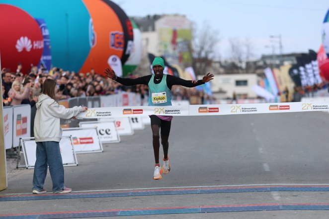 W rywalizacji mężczyzn najszybszy był Kenijczyk Amon Kiptoo, który dotarł do mety z czasem 1:01:09.