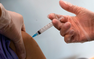 Szczepionki przeciw koronawirusowi w drodze do Polski