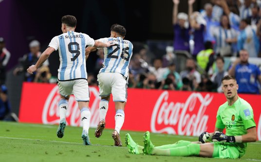 Argentyńczycy cieszą się z bramki, która dała im prowadzenie