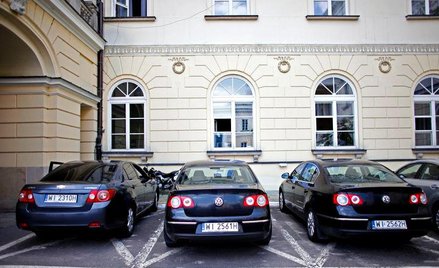 Gminne urzędy, postrzegane dotychczas jako najbezpieczniejsze miejsca pracy, przeprowadzają grupowe 