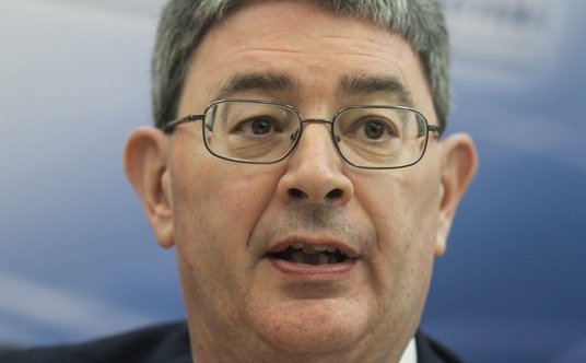 Autor ma jest biografem Jana Pawła II i kierownikiem katedry studiów nad katolicyzmem im. Wiliama E.