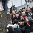 Krzysztof Stanowski podczas akcji zbierania podpisów pod listą poparcia jego komitetu wyborczego