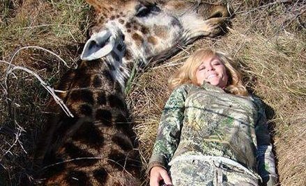 Uśmiech obok martwej żyrafy