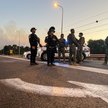 Izraelscy żołnierze blokują drogę po ataku rakietowym Libanu w rejonie Wzgórz Golan