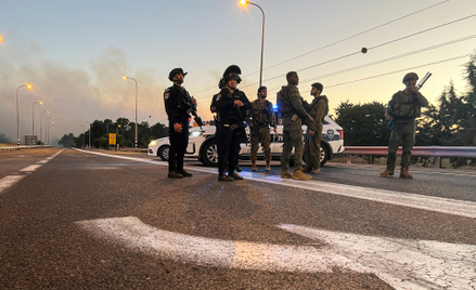 Izraelscy żołnierze blokują drogę po ataku rakietowym Libanu w rejonie Wzgórz Golan