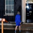 Theresa May pozostaje lokatorką Downing Street 10 po wygranym głosowaniu o wotum zaufania, ale najwi