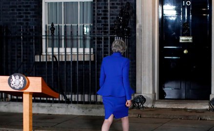Theresa May pozostaje lokatorką Downing Street 10 po wygranym głosowaniu o wotum zaufania, ale najwi
