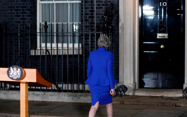 Theresa May pozostaje lokatorką Downing Street 10 po wygranym głosowaniu o wotum zaufania, ale najwi