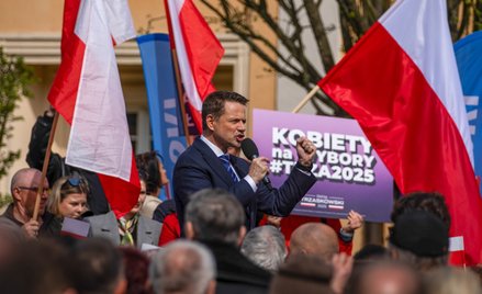 Rafał Trzaskowski podczas spotkania z wyborcami w Bolesławcu.