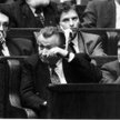 Dariusz Wójcik (drugi rząd, z prawej) w ławach sejmowych wśród liderów KPN, początek lat 90. Obok ni