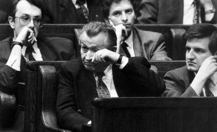 Dariusz Wójcik (drugi rząd, z prawej) w ławach sejmowych wśród liderów KPN, początek lat 90. Obok ni
