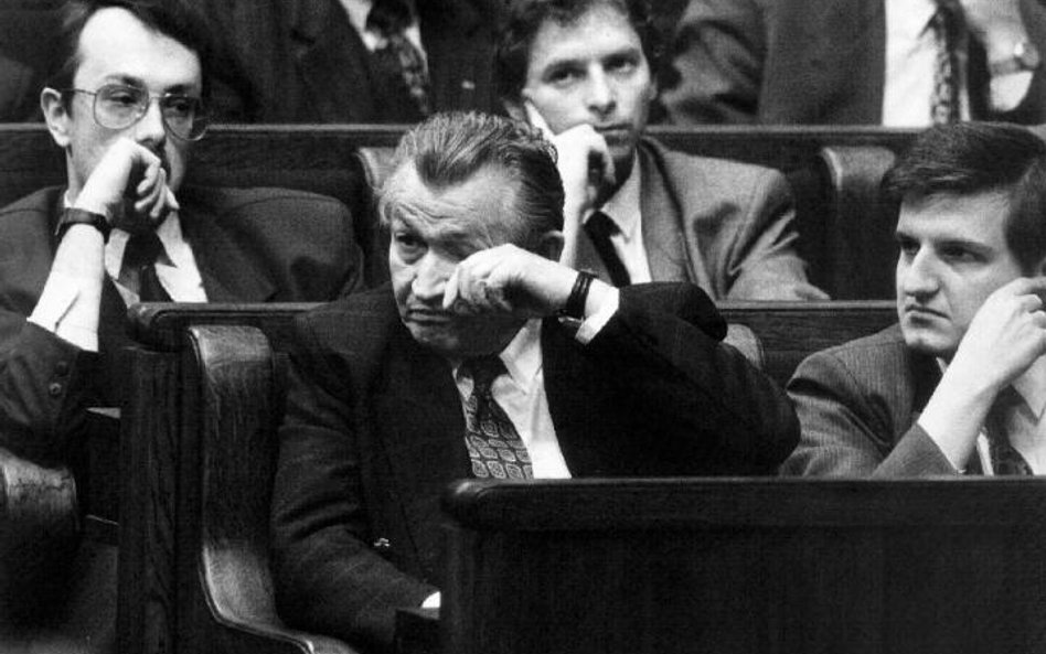 Dariusz Wójcik (drugi rząd, z prawej) w ławach sejmowych wśród liderów KPN, początek lat 90. Obok ni