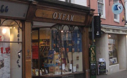 Jeden ze sklepów prowadzonych przez Oxfam w Wielkiej Brytanii. Fot. Jongleur100