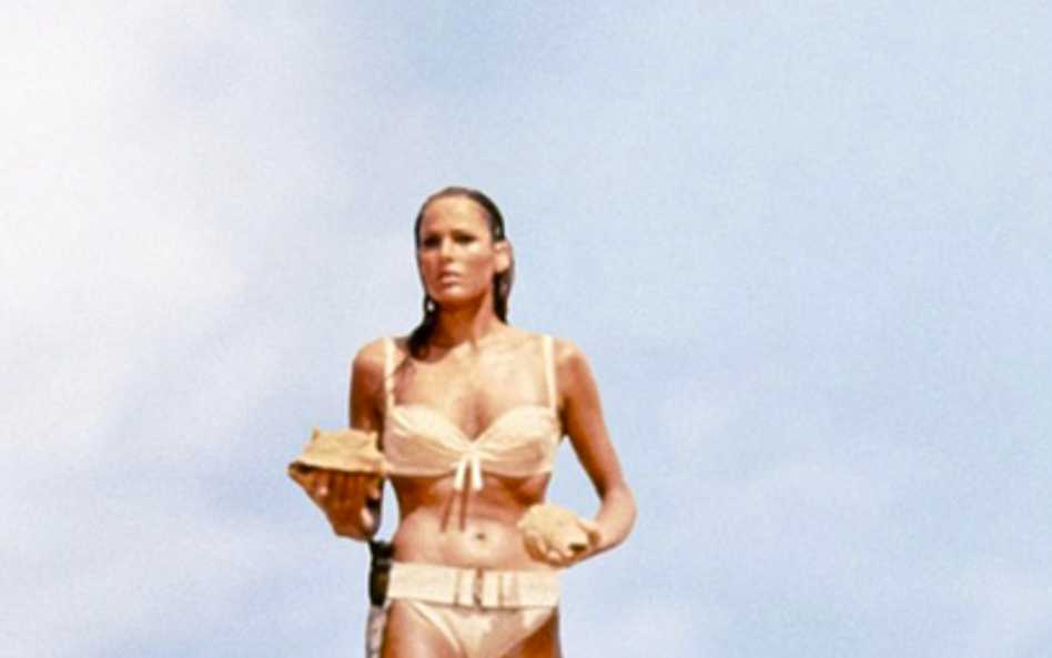 Ursula Andress jako Honey Ryder Scena, w której Honey Ryder wynurza się z morza w białym bikini, z m