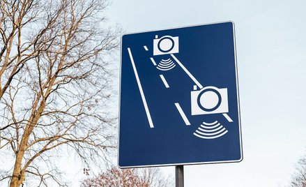 Odcinkowy pomiar prędkości: jak działa i jak legalnie uniknąć mandatu