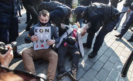 Przed budynkiem SN trwa wiec w obronie sędziego Tulei. Interweniowała policja.