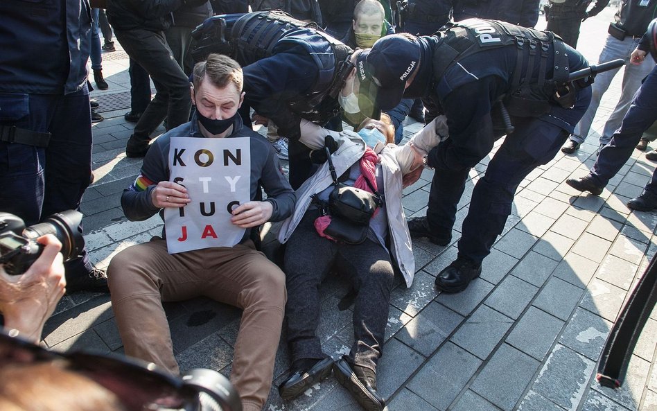 Przed budynkiem SN trwa wiec w obronie sędziego Tulei. Interweniowała policja.