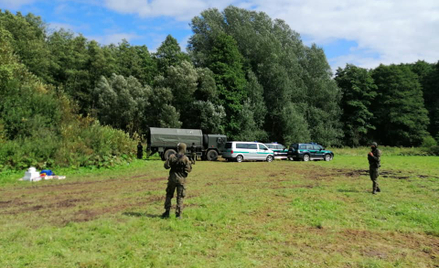 Wojsko i Straż Graniczna przy granicy z Białorusią.