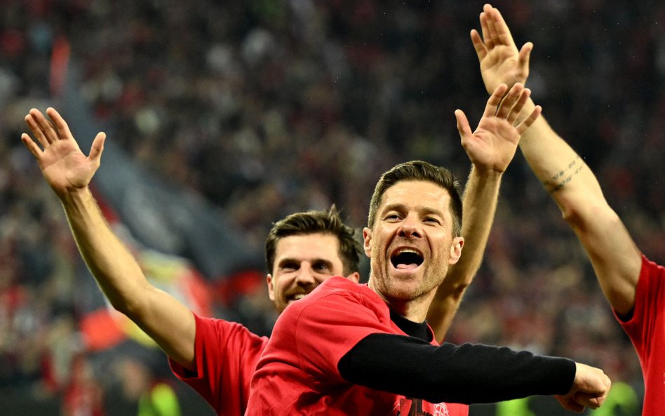 Xabi Alonso cieszy się z awansu do finału Ligi Europy